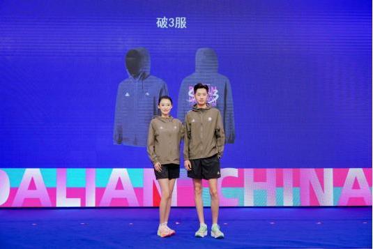 2026蒙牛大连马拉松新闻发布会召开，奖牌、参赛服、文创亮相！ 