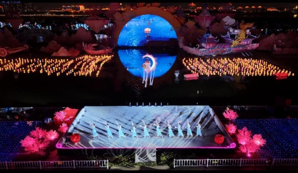 辰亦儒“五一”空降厦门园博苑花灯乐园，亚瑟王造型唤醒一代人的青春记忆 