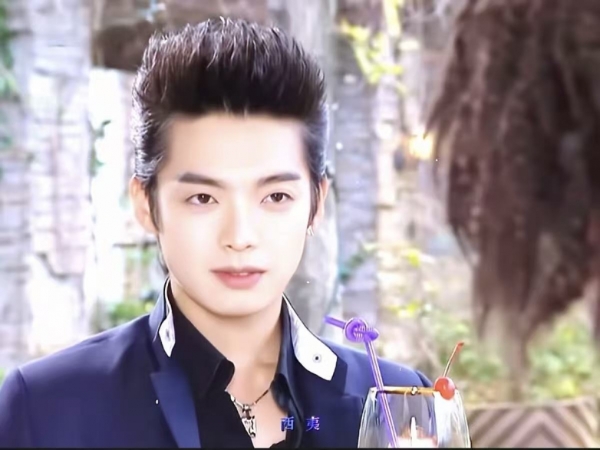 辰亦儒“五一”空降厦门园博苑花灯乐园，亚瑟王造型唤醒一代人的青春记忆 