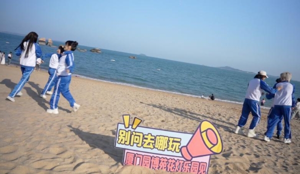 辰亦儒“五一”空降厦门园博苑花灯乐园，亚瑟王造型唤醒一代人的青春记忆 