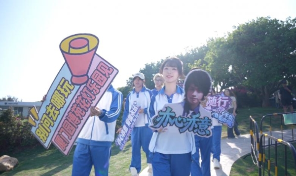 辰亦儒“五一”空降厦门园博苑花灯乐园，亚瑟王造型唤醒一代人的青春记忆 