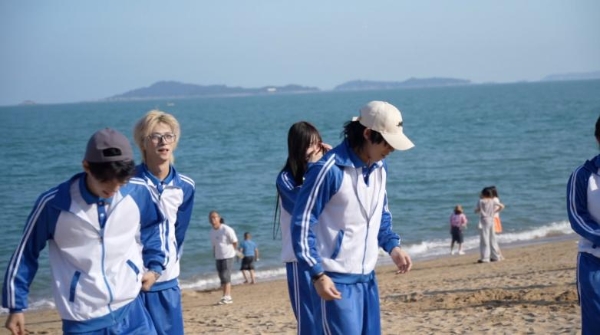 辰亦儒“五一”空降厦门园博苑花灯乐园，亚瑟王造型唤醒一代人的青春记忆 