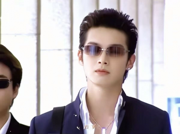 辰亦儒“五一”空降厦门园博苑花灯乐园，亚瑟王造型唤醒一代人的青春记忆 