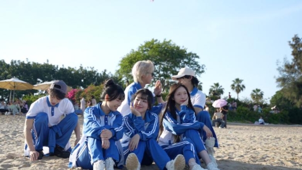 辰亦儒“五一”空降厦门园博苑花灯乐园，亚瑟王造型唤醒一代人的青春记忆 