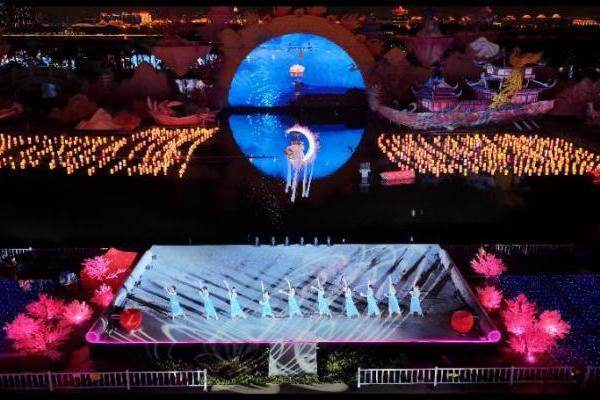 辰亦儒“五一”空降厦门园博苑花灯乐园，亚瑟王造型唤醒一代人的青春记忆 