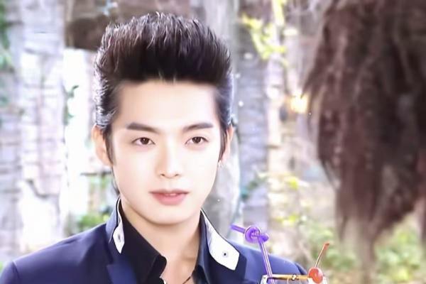 辰亦儒“五一”空降厦门园博苑花灯乐园，亚瑟王造型唤醒一代人的青春记忆 