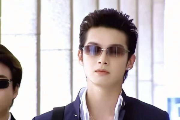 辰亦儒“五一”空降厦门园博苑花灯乐园，亚瑟王造型唤醒一代人的青春记忆 