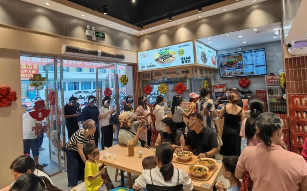 从驾校教练到美业老板，跨界创业者为何都选胜香旺老柳州螺蛳粉？ 