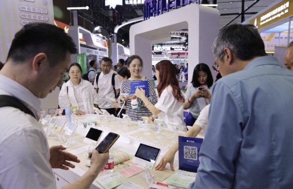 背单词新潮流！百词斩单词机亮相第87届教育装备展，用户已超200万 