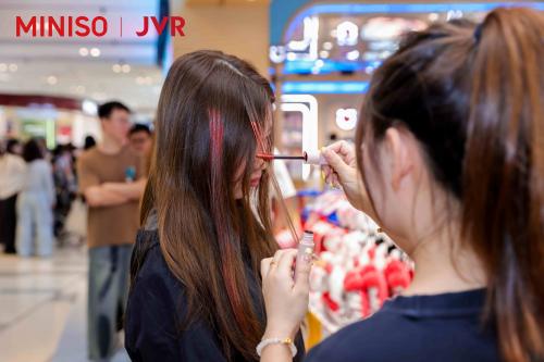 JVR杰威尔联动名创优品“一日店长”再掀浪潮，15周年品牌焕新起航 