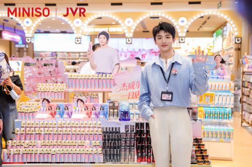 JVR杰威尔联动名创优品“一日店长”再掀浪潮，15周年品牌焕新起航 