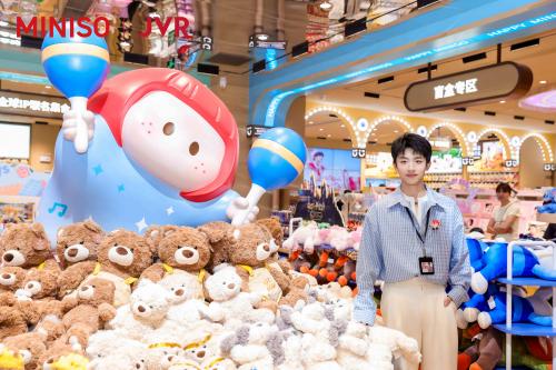 JVR杰威尔联动名创优品“一日店长”再掀浪潮，15周年品牌焕新起航 