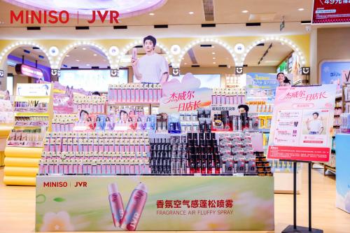 JVR杰威尔联动名创优品“一日店长”再掀浪潮，15周年品牌焕新起航 