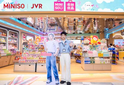JVR杰威尔联动名创优品“一日店长”再掀浪潮，15周年品牌焕新起航 
