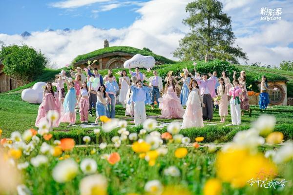 不做“高冷”秀场，只做“治愈”现场：现象级IP的春日生意经 