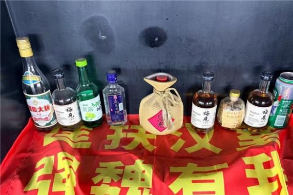 曹操墓前，摆满布洛芬和梅见酒 