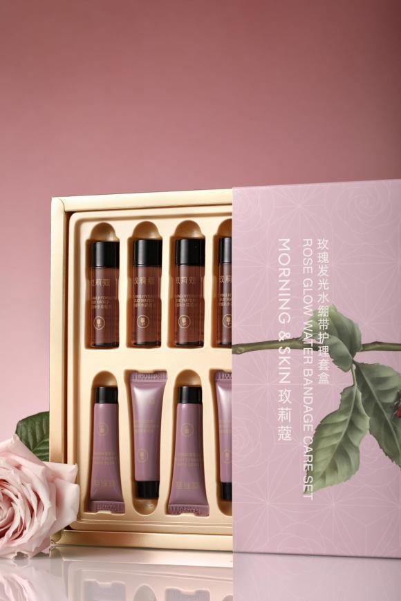 玫莉蔻发光水绷带套盒，以玫瑰深润，焕启肌肤水润光彩 