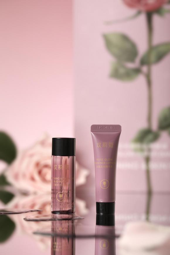 玫莉蔻发光水绷带套盒，以玫瑰深润，焕启肌肤水润光彩 