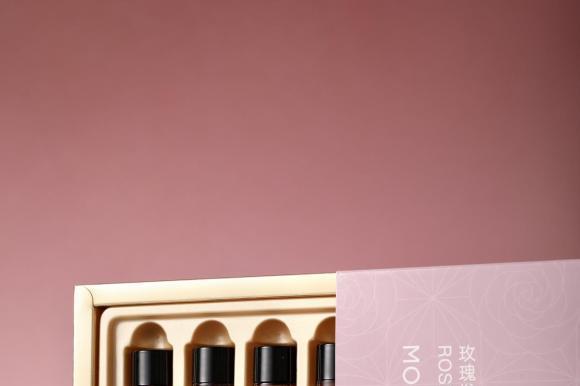玫莉蔻发光水绷带套盒，以玫瑰深润，焕启肌肤水润光彩 