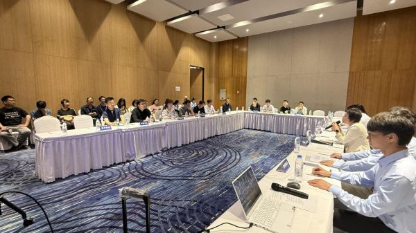 判判机器人共研中小学智能批阅团标中期研讨会蓉召开 