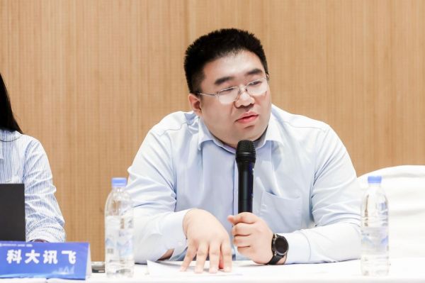 判判机器人共研中小学智能批阅团标中期研讨会蓉召开 