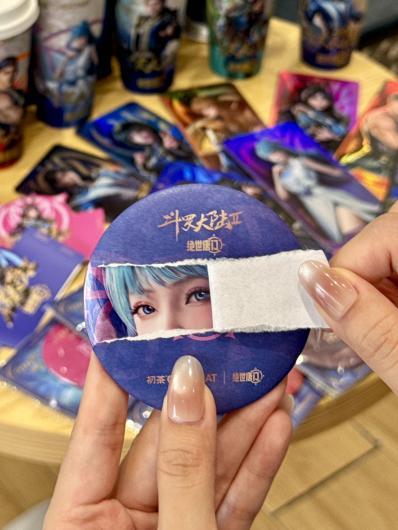 撕开有惊喜！初茶CHUCHAT联手《斗罗大陆2绝世唐门》动画联名，是贩卖周边还是贩卖情绪？ 