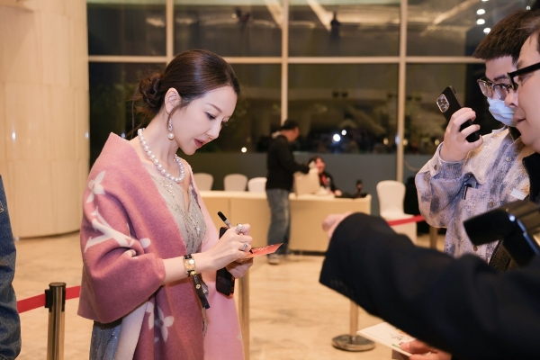 第十六届北京国际电影节盛大启幕，周波优雅亮相