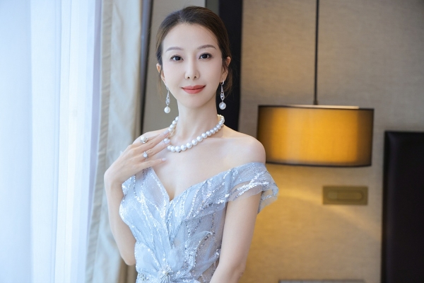 第十六届北京国际电影节盛大启幕，周波优雅亮相