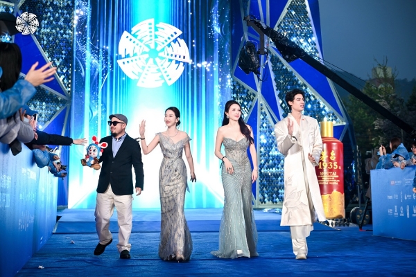 第十六届北京国际电影节盛大启幕，周波优雅亮相