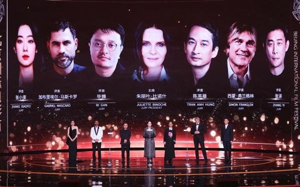 第十六届北京国际电影节盛大启幕，周波优雅亮相