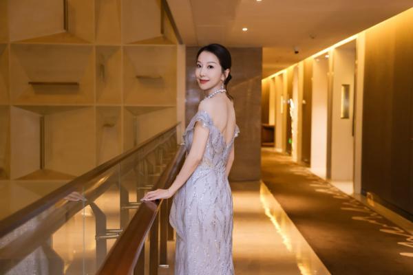 第十六届北京国际电影节盛大启幕，周波优雅亮相