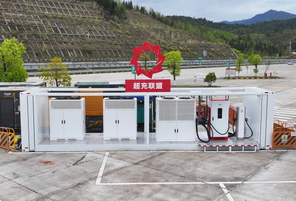 一千公里不间断！华为兆瓦超充助力重卡长途运输迈入全电物流新时代 