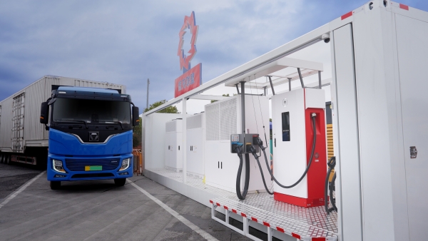 一千公里不间断！华为兆瓦超充助力重卡长途运输迈入全电物流新时代 