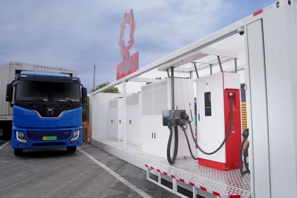 一千公里不间断！华为兆瓦超充助力重卡长途运输迈入全电物流新时代 