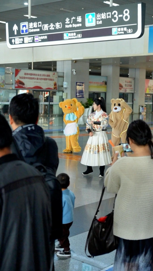 厦门园博苑花灯乐园NPC天团亮相北站快闪迎宾活动圆满收官，为城市文旅增添欢乐氛围