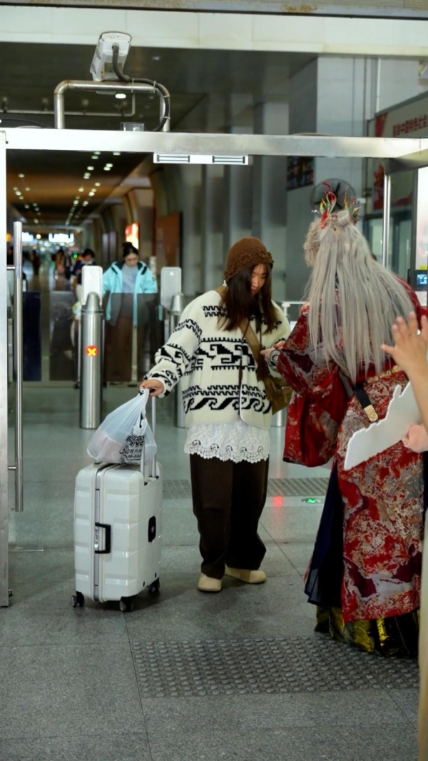 厦门园博苑花灯乐园NPC天团亮相北站快闪迎宾活动圆满收官，为城市文旅增添欢乐氛围