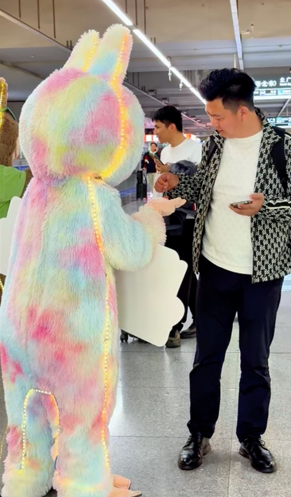 厦门园博苑花灯乐园NPC天团亮相北站快闪迎宾活动圆满收官，为城市文旅增添欢乐氛围