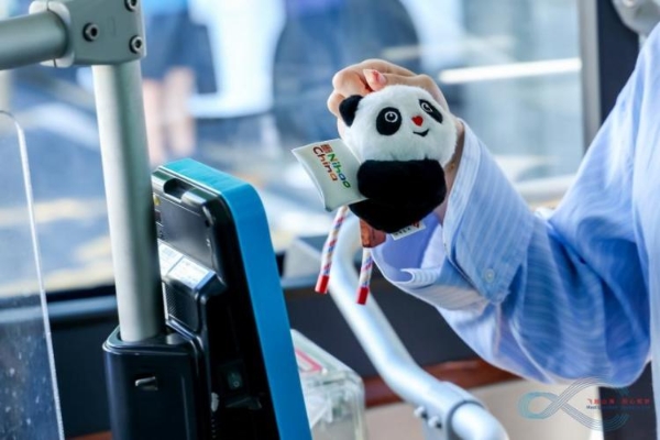 东航全球雇员“飞越山海”走读川渝，点赞中国民航新发展 