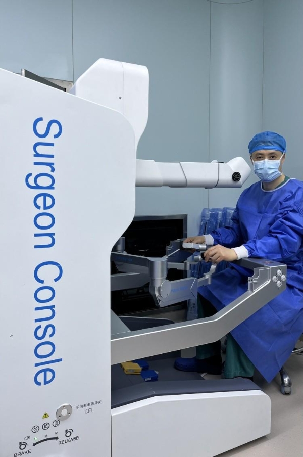 方寸之间，巧摘“炸弹”：江苏省肿瘤医院完成全球首例单孔机器人辅助肾动脉瘤切除术