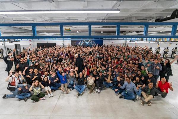 做人形机器人，不是拼人头：马斯克与王兴兴正在改写规则