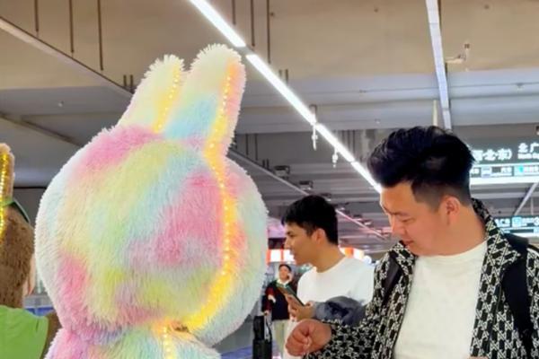 厦门园博苑花灯乐园NPC天团亮相北站快闪迎宾活动圆满收官，为城市文旅增添欢乐氛围