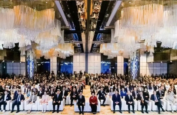 李家超现身首届香港具身智能产业峰会，赛感科技创始人郭传飞作为特邀嘉宾出席峰会发布仪式 