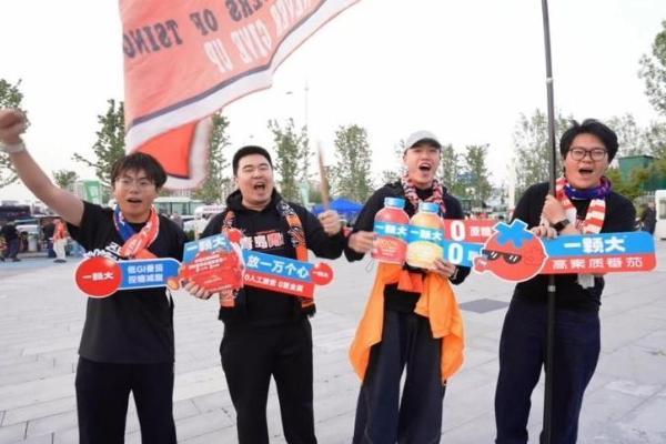 一颗大™携手青岛海牛征战2026中超，“高素质”番茄点燃赛事主场 