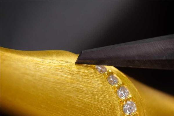 不止惊艳！君佩×张艺兴把中国匠心带上戛纳红毯 
