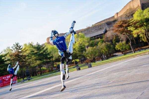 千年石窟遇上赛博力士——机器人舞蹈快闪“五一”亮相云冈石窟