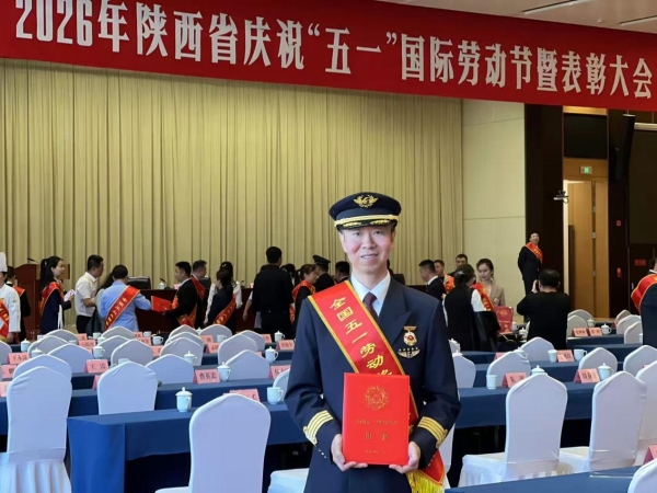 微光如炬 东航人用坚守诠释劳模精神