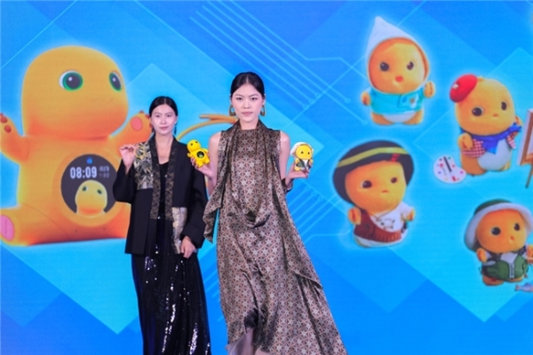 奶龙新品首发：AI玩偶、治愈盲盒、新书全面曝光 