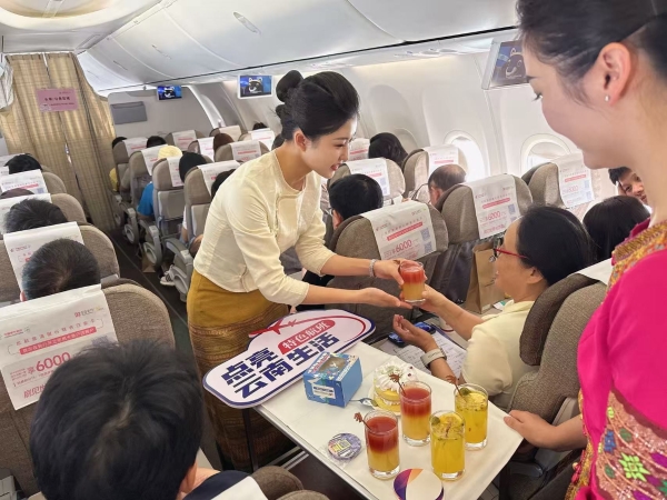 蓝天上的“金孔雀” 诠释最美青春