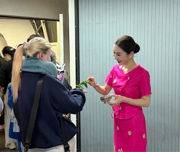 蓝天上的“金孔雀” 诠释最美青春