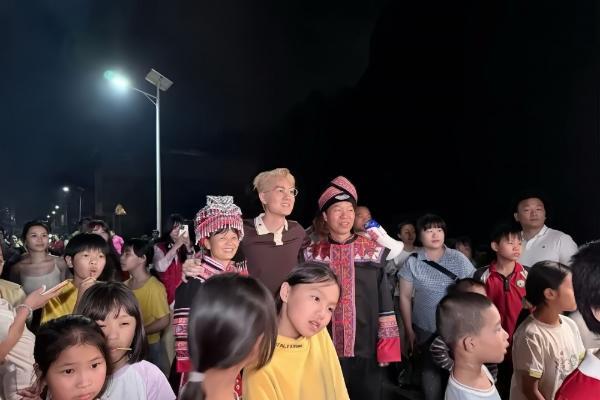 30年守护98位老人68个孩子！美的携吴克群公益走进广西记录“爱心妈妈”温暖故事 